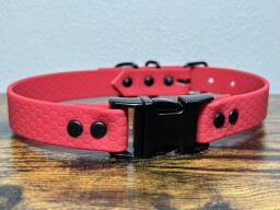 Hexa obojek s trojzubcem, černé komponenty magenta