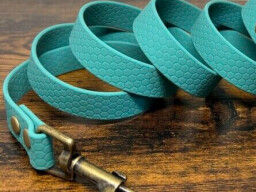 Obojek s přeskou - staromosazné kování