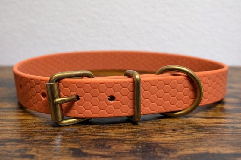 Obojek s přeskou - staromosazné kování