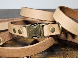 Kožený, nastavitelný obojek s trojzubcem béžový