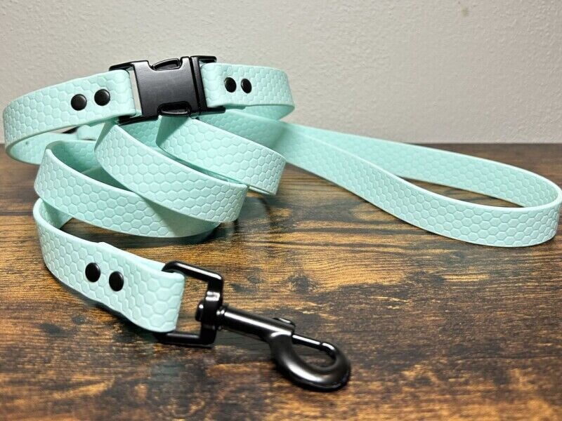 Hexa set světle modrý, černé kování