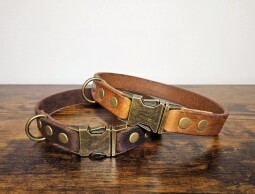 Kožený, nastavitelný obojek s trojzubcem hnědý