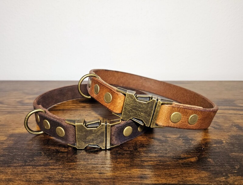 Kožený, nastavitelný obojek s trojzubcem hnědý