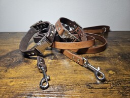 Kožený, nastavitelný obojek s trojzubcem hnědý