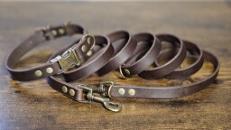 Kožený, nastavitelný obojek s trojzubcem tmavě hnědý 