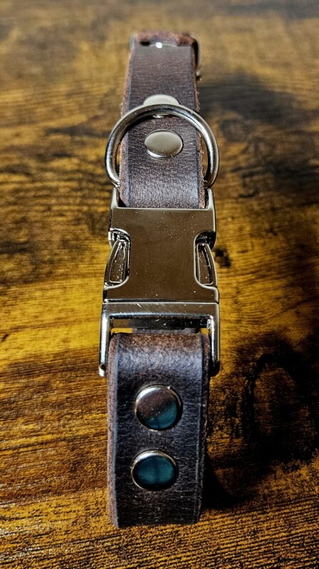 Kožený, nastavitelný obojek s trojzubcem tmavě hnědý 