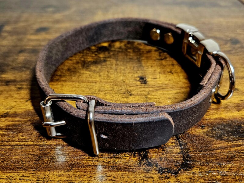 Kožený, nastavitelný obojek s trojzubcem tmavě hnědý 