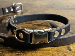 Kožený, nastavitelný obojek s trojzubcem černý