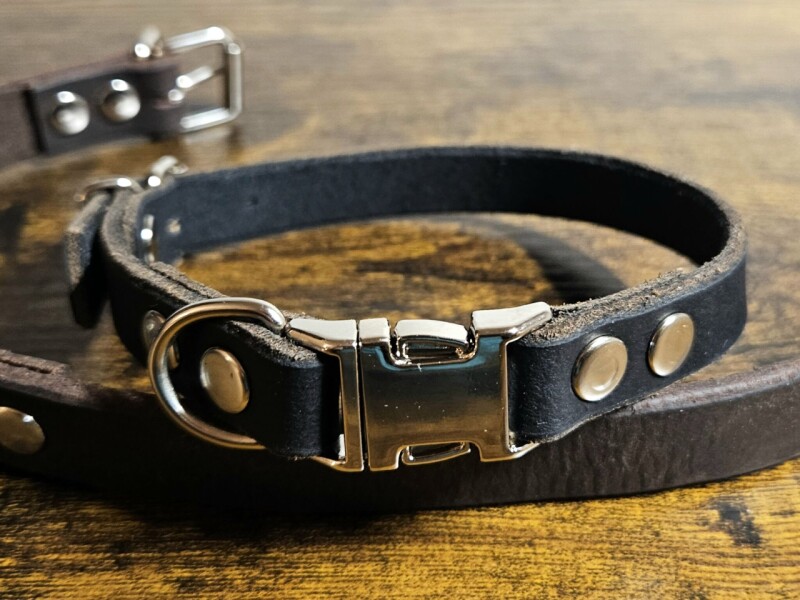 Kožený, nastavitelný obojek s trojzubcem černý